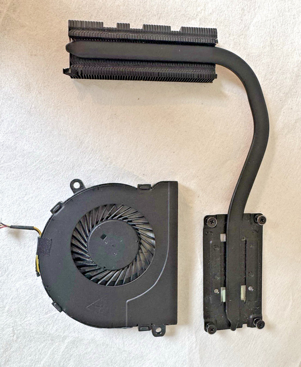 Dell Vostro 15 3568 Series CPU Cooling Fan & Heatsink 0CGF6X 02T1W1 - Refurb.